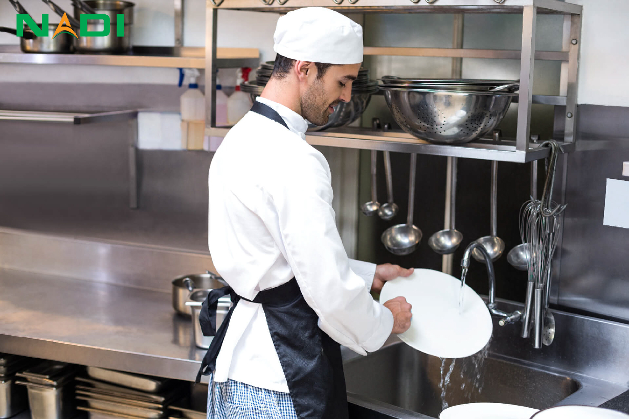 Tạp vụ nhà hàng có vai trò hỗ trợ làm sạch khu vực bếp