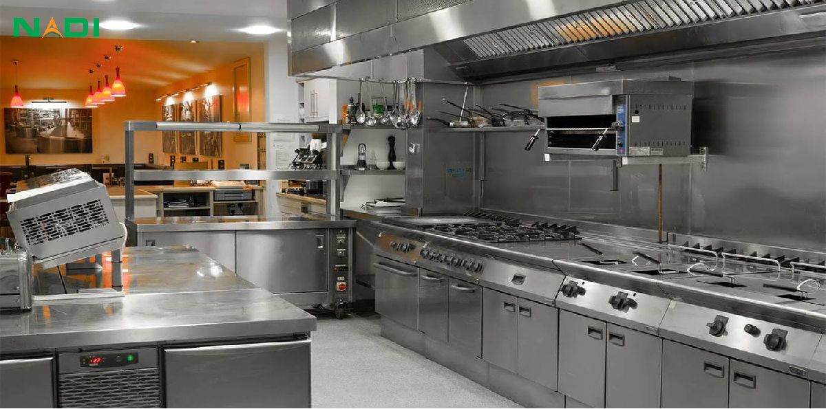 Khu bếp nhà hàng tập hợp các dụng cụ chế biến, nấu nướng thức ăn khác nhau